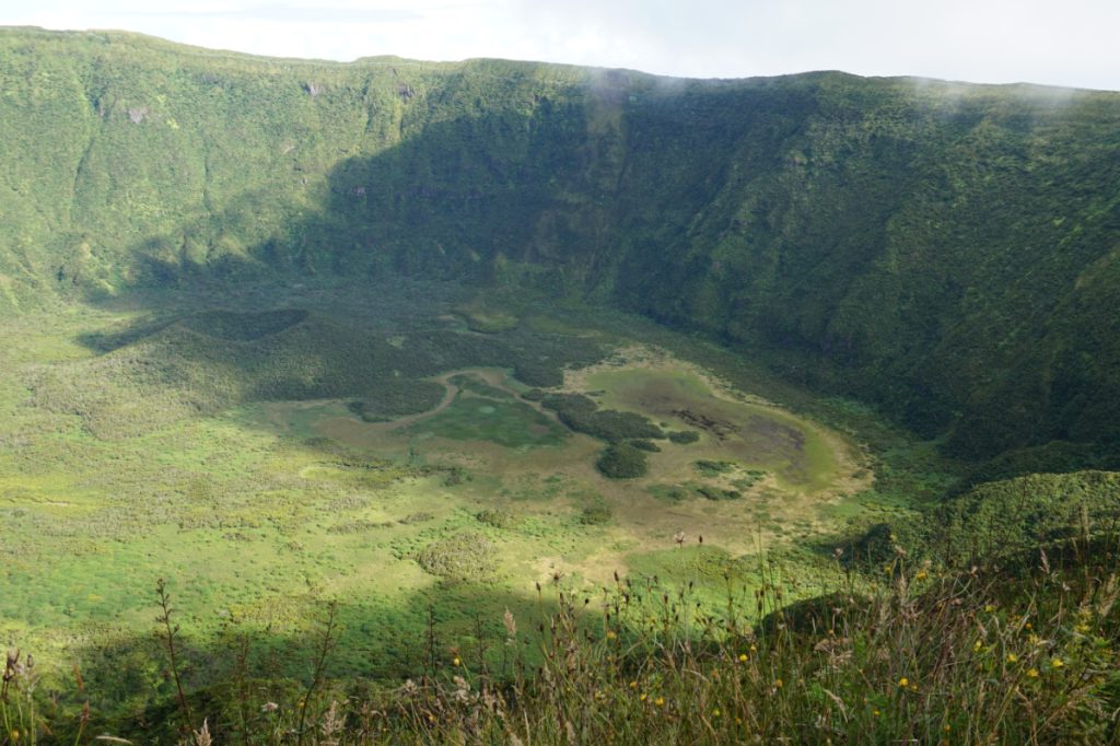 Azoren krater vulkaan Caldeiral Faial 