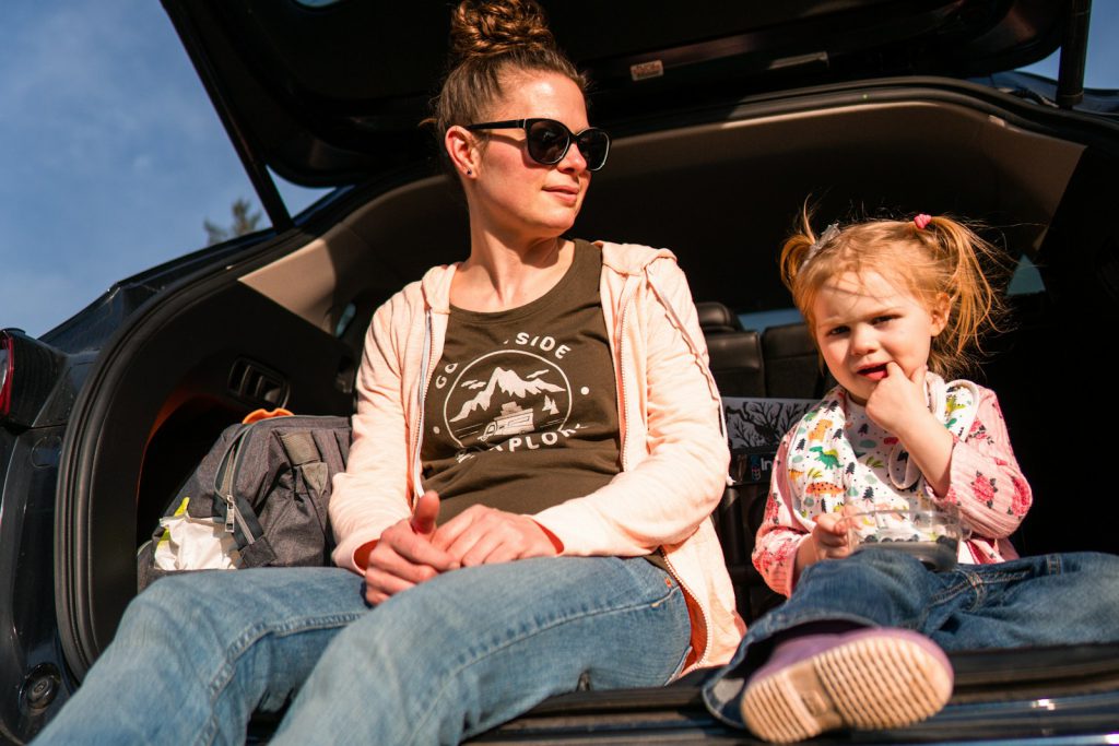 autovakantie met kleuters reizen met kids kinderen peuter woman in black crew neck t-shirt and blue denim jeans sitting on car seat