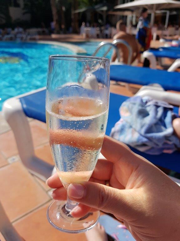 champagne aan het zwembad