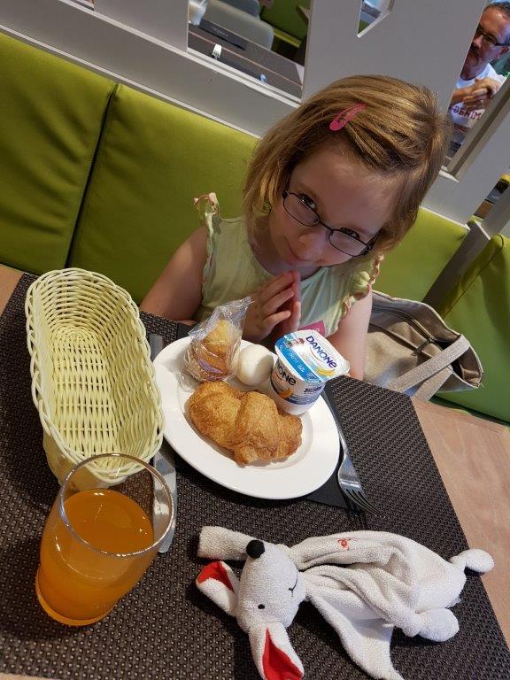 Hotel Estival Park meisje met ontbijt
