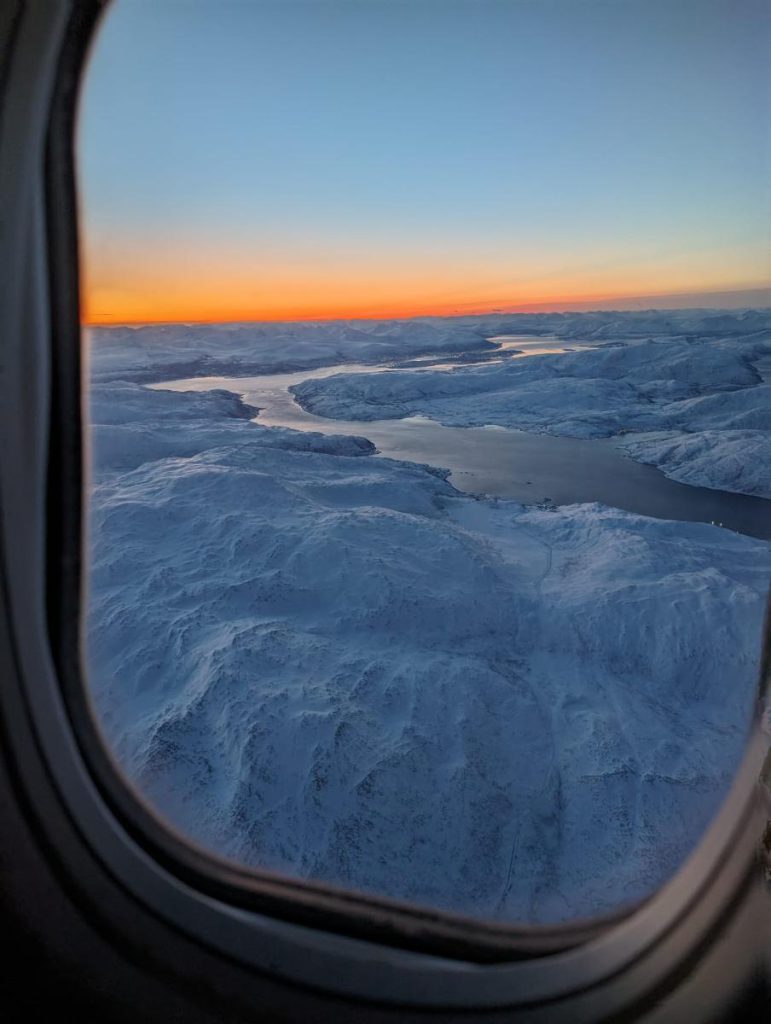 Noorwegen witte sneeuwlandschap en opkomende zon