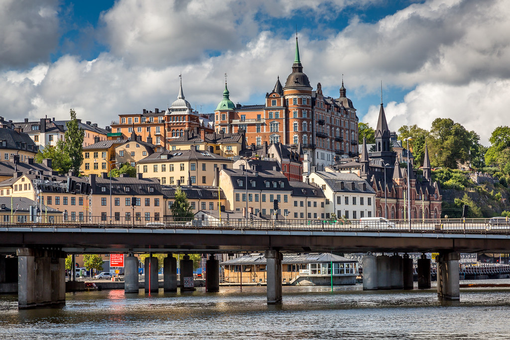 Södermalm stockholm met kinderen oude stad tegen berg hipsterwijk