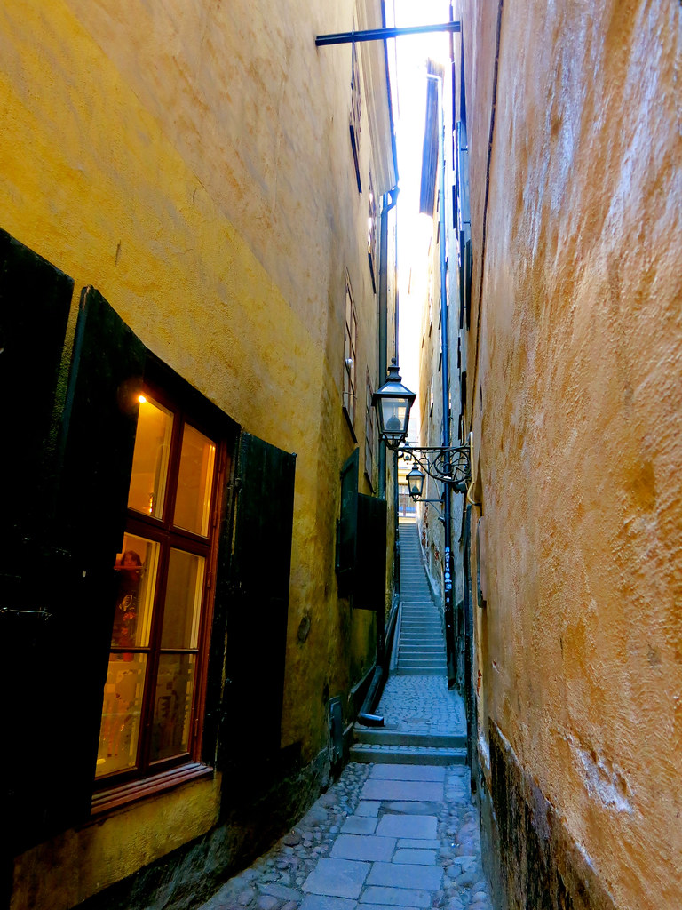 stockholm met kinderen smalste straat Mårten Trotzigs Gränd steegje steeg straat met trappen