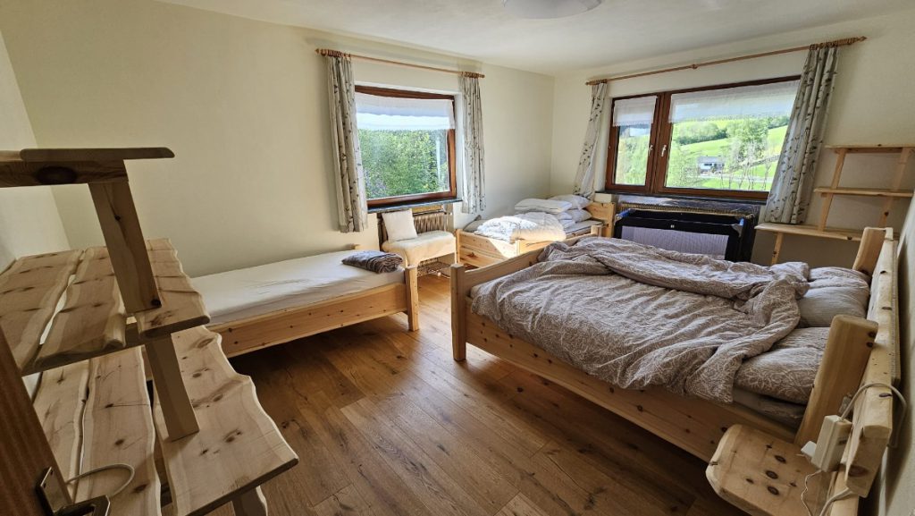 slaapkamer 4 personen en baby Fam Laikam Alpacawandeling bergen Oostenrijk Murtal vakantiewoning 