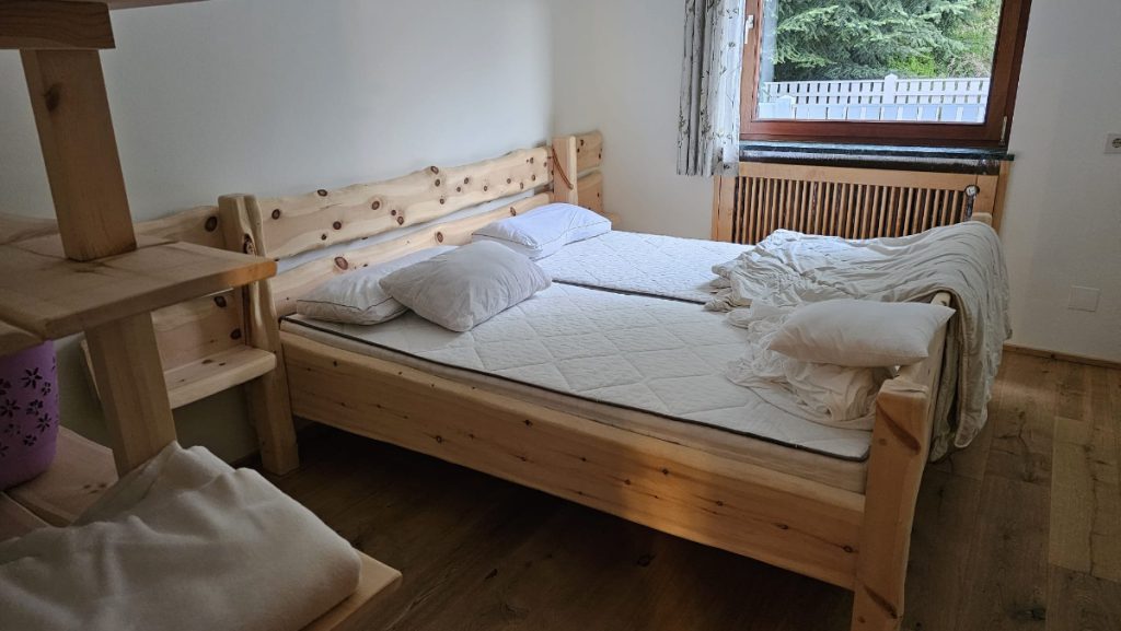 slaapkamer 2 personen Fam Laikam Alpacawandeling bergen Oostenrijk Murtal vakantiewoning (15)