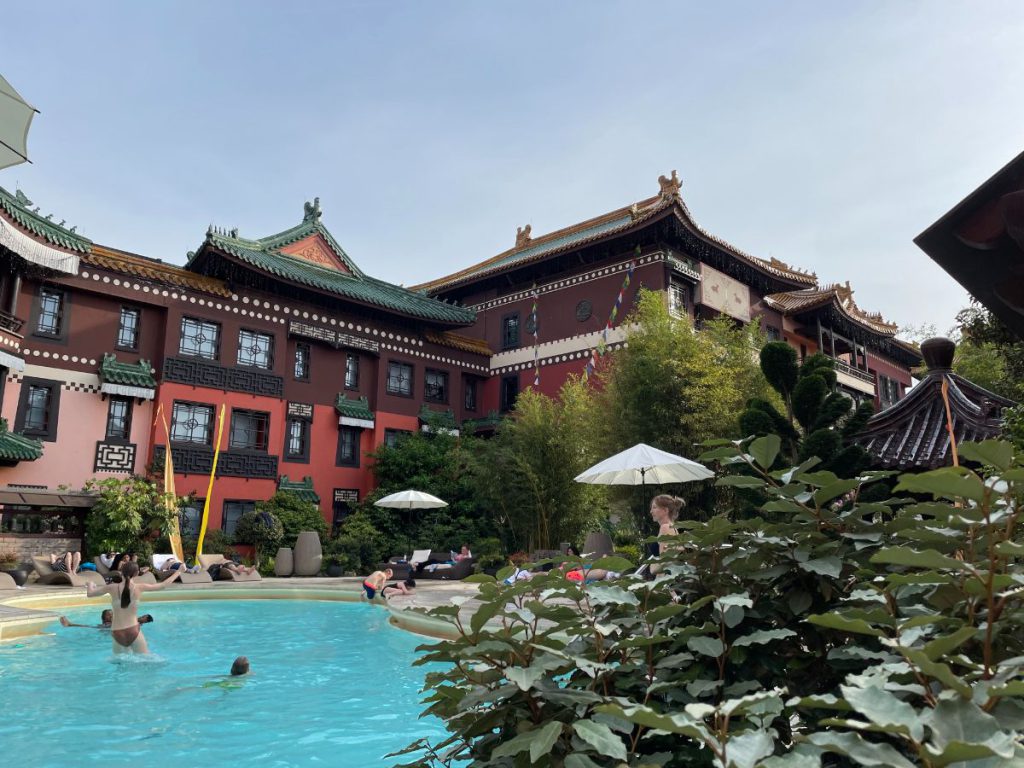 chinees hotel ling bao china tempel zwembad
