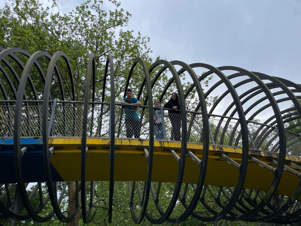 Oberhausen met tieners Slinky Springs brug