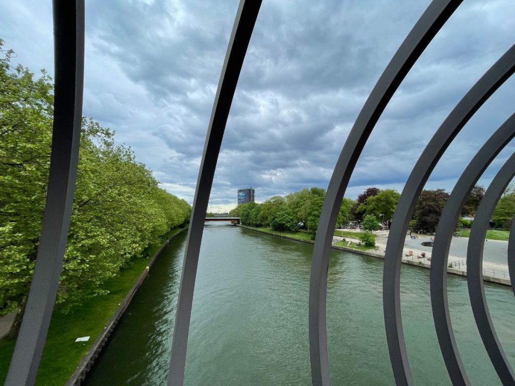 Uitzicht op Gasometer Slinky Springs brug
