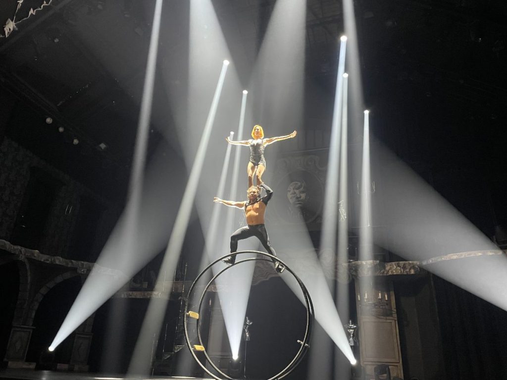 phantasialand shows show  zwart wit acrobatiek