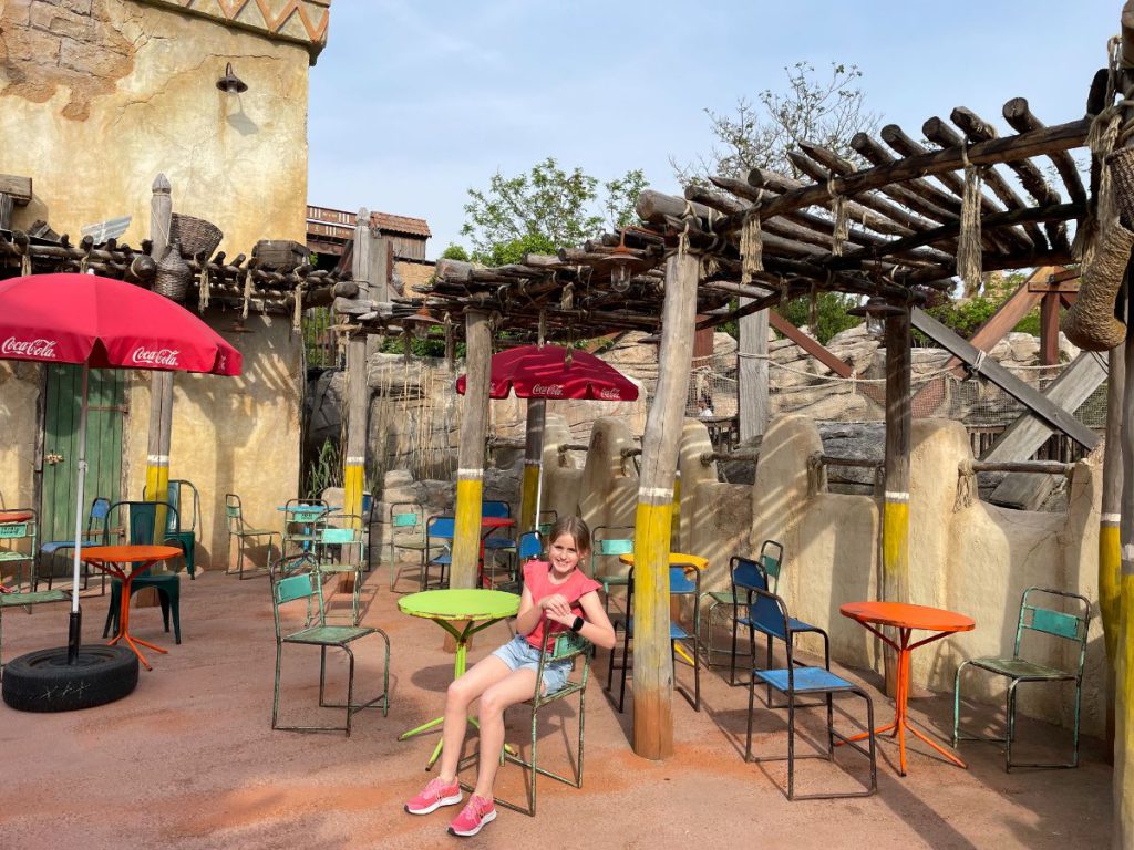 phantasialand vrolijke gekleurde tafels en stoelen
