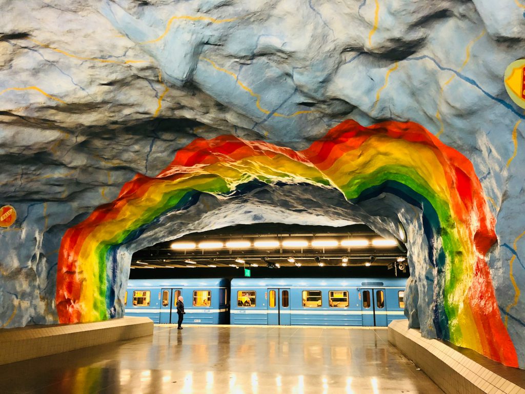 gray cave rail station stockholm met kinderen