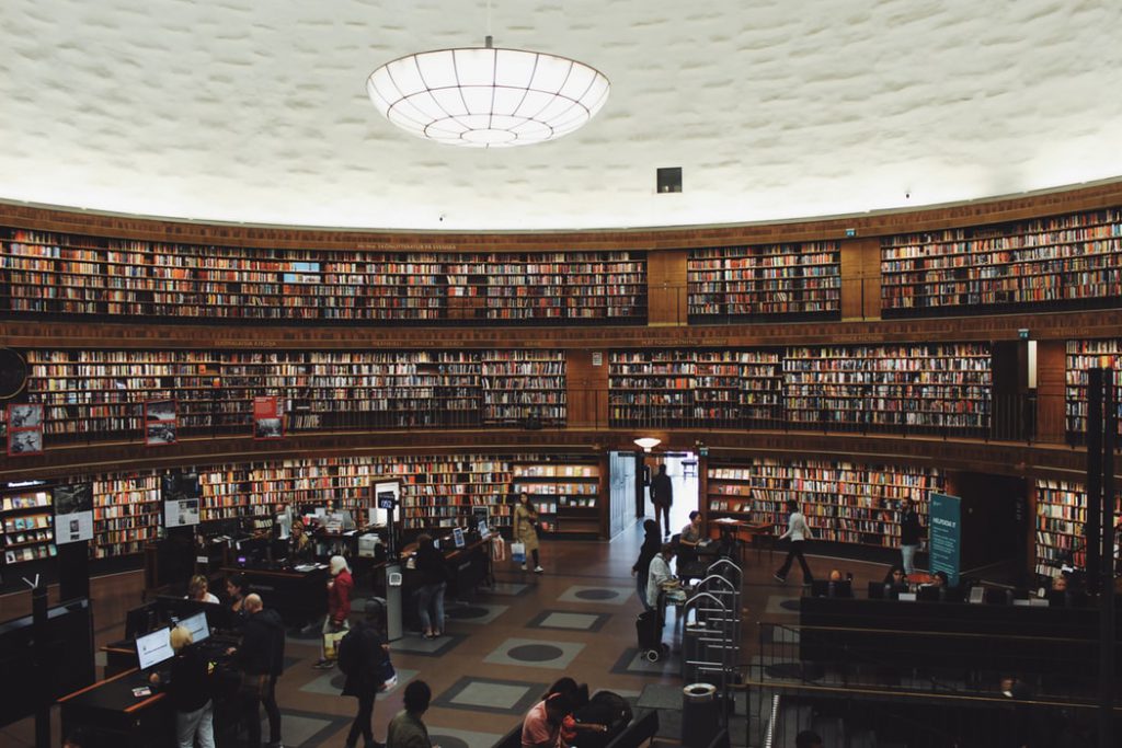 bibliotheek veel boeken kasten plafond hoog