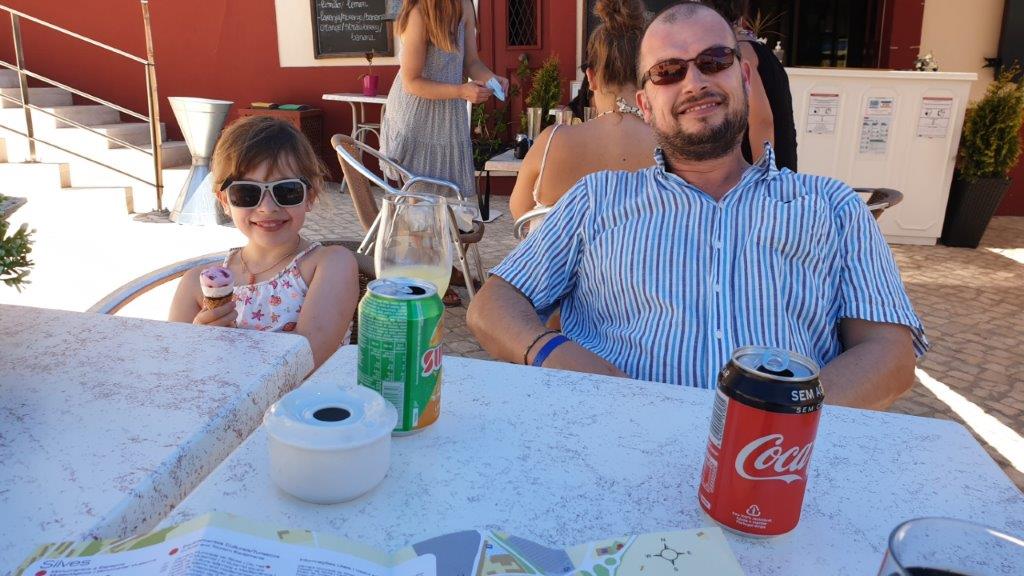 lunch en drinken man met dochter meisje met zonnebril