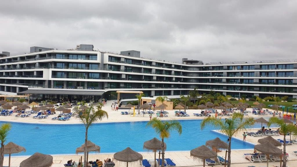 Alvor Baia Resort Hotel met zwembad en palmboom portugal