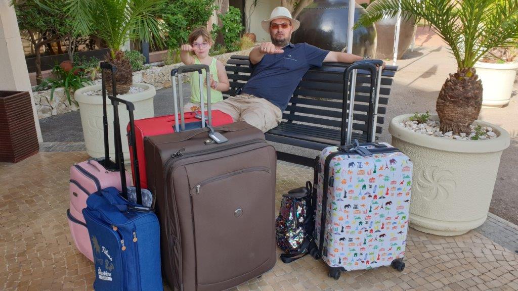 man en meisje met koffers vakantie