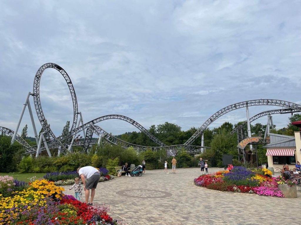 Karacho achtbaan met bloemen achtbanen tripsdrill