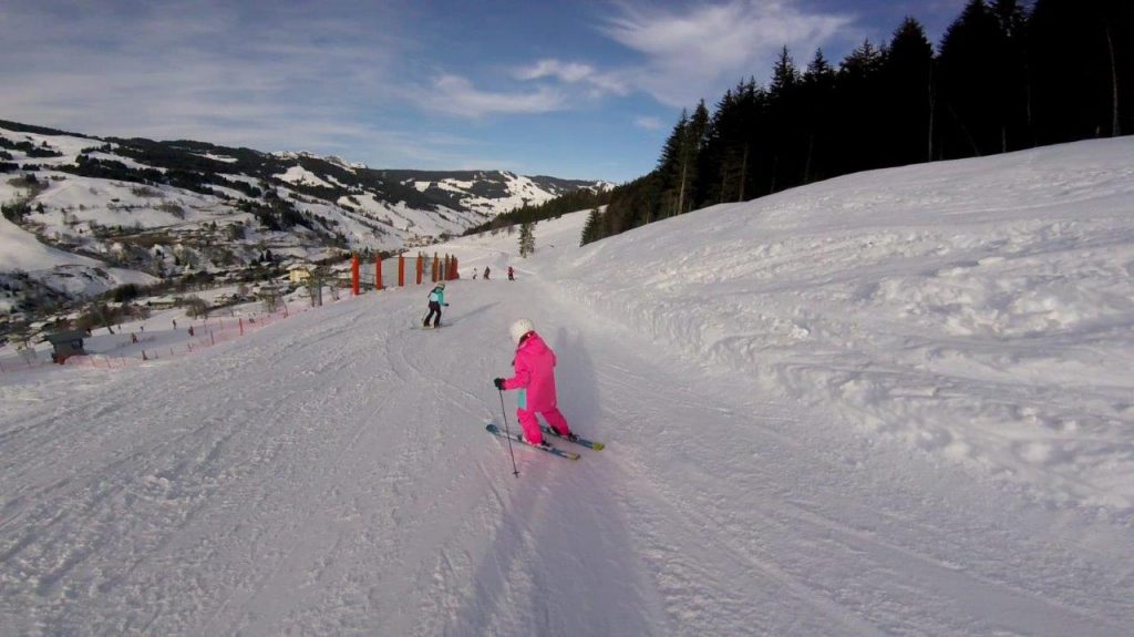wintersport met kinderen skiën ski meisje in sneeuw