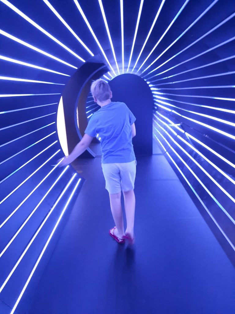 jongen in tunnel