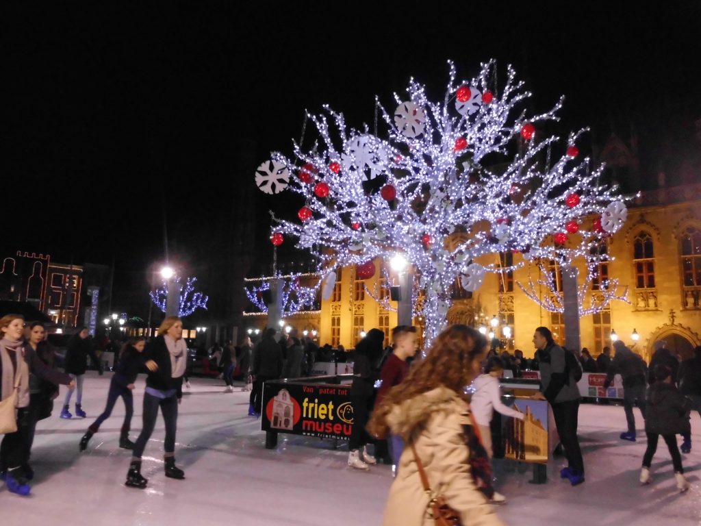 De leukste kerstmarkten in Europa - brugge schaatsen
