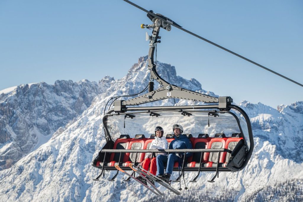 mensen in skilift tirol