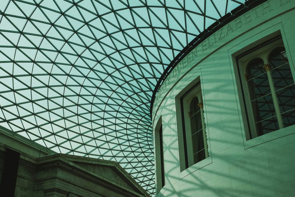 white and gray concrete building british museum bezienswaardigheden Londen