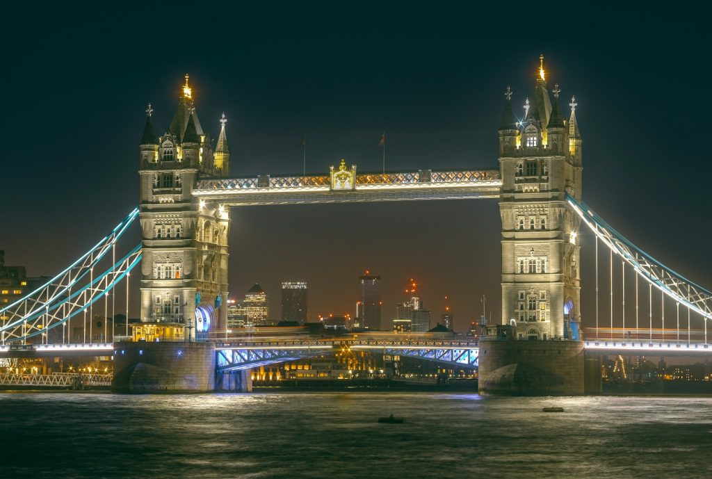london bridge during night time bezienswaardigheden london londen tower bridge