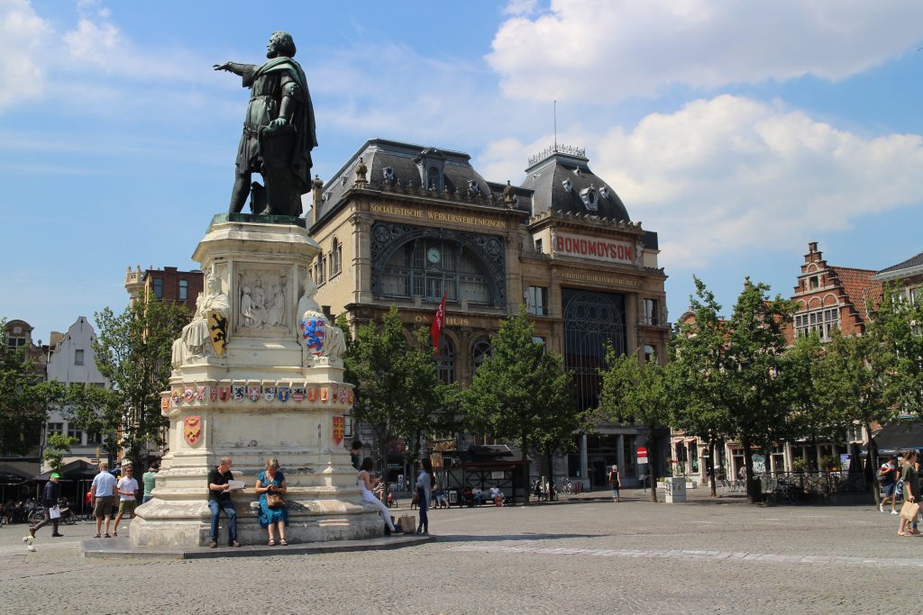 vrijdagmarkt gent markt met standbeeld