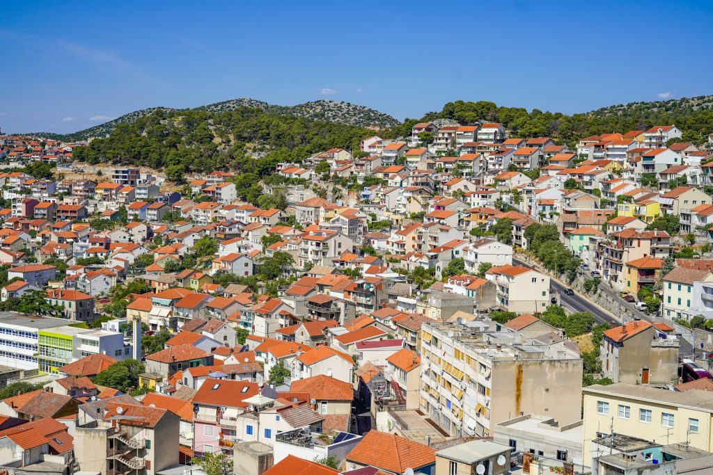 brown and white concrete houses on hill de mooiste van kroatië