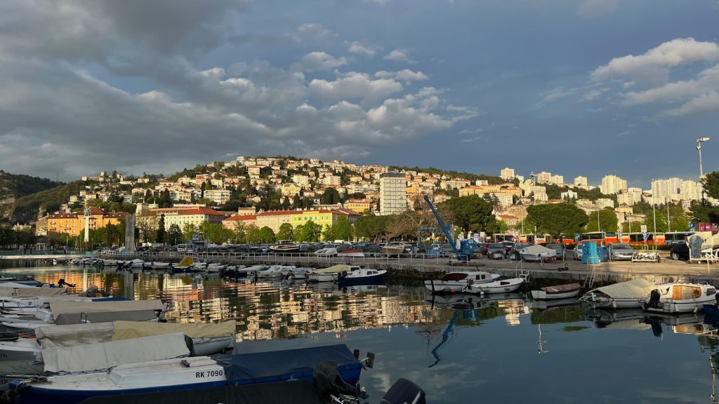 a harbor filled with lots of boats under a cloudy sky de mooiste steden van kroatië