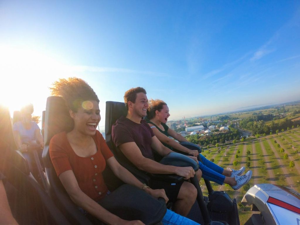 achtbaangedrag Europa-Park gillende mensen in achtbaan