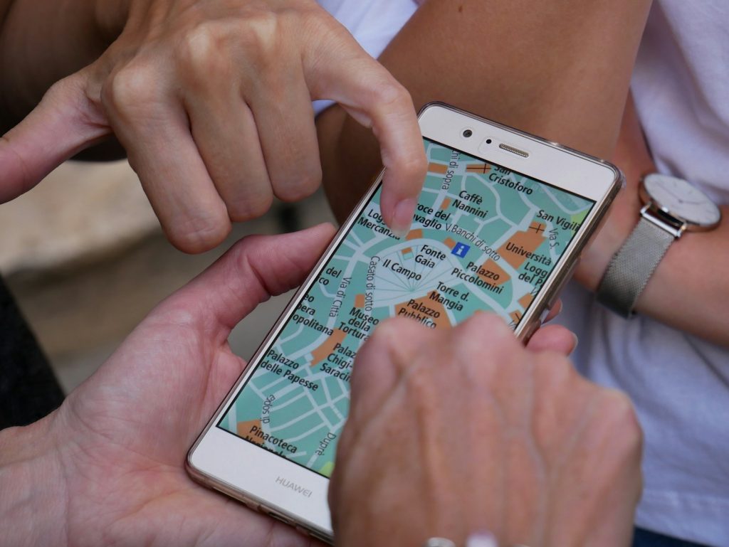 person touching smartphone tips voor een stedentrip