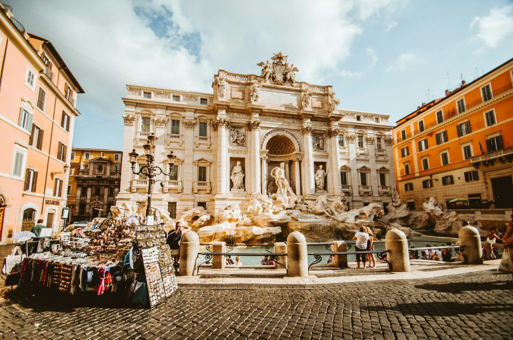man standing in front of statue de mooiste steden van italië rome