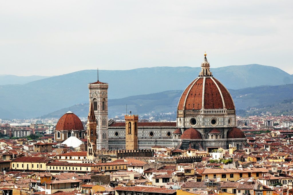 white and brown concrete dome building during daytime florence de mooiste steden van italië