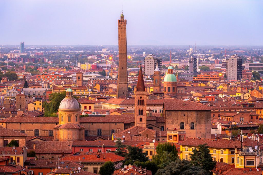 a view of a city with tall buildings de mooiste steden van italië bologna rode daken