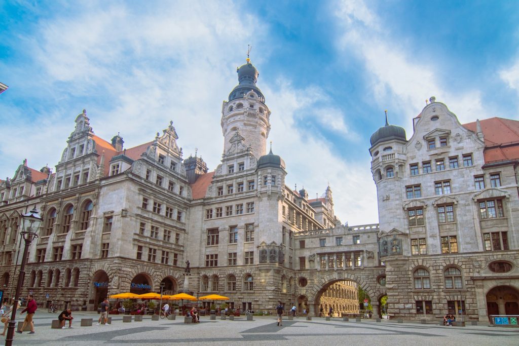 a large building with a clock tower on top of it de leukste steden van Duitsland