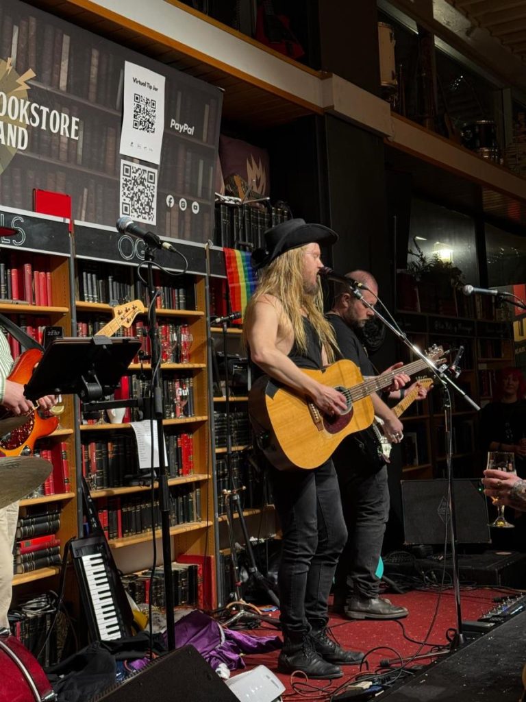 IJsland bucketlist old bookstore band