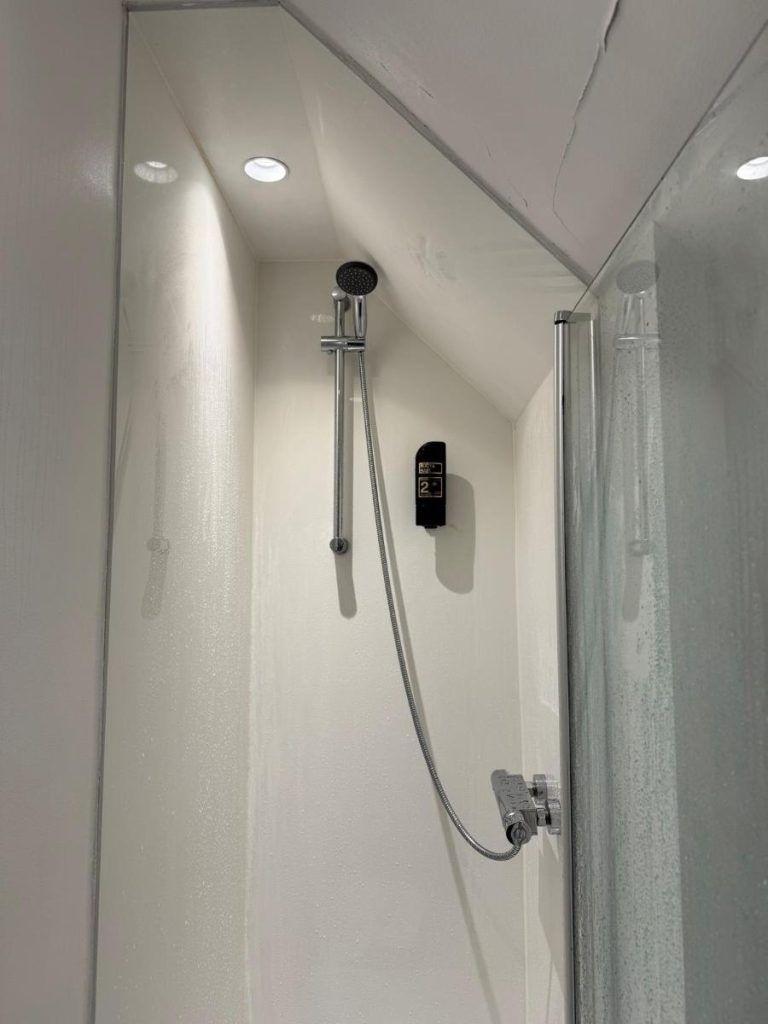 onhandige douche onder schuin dak