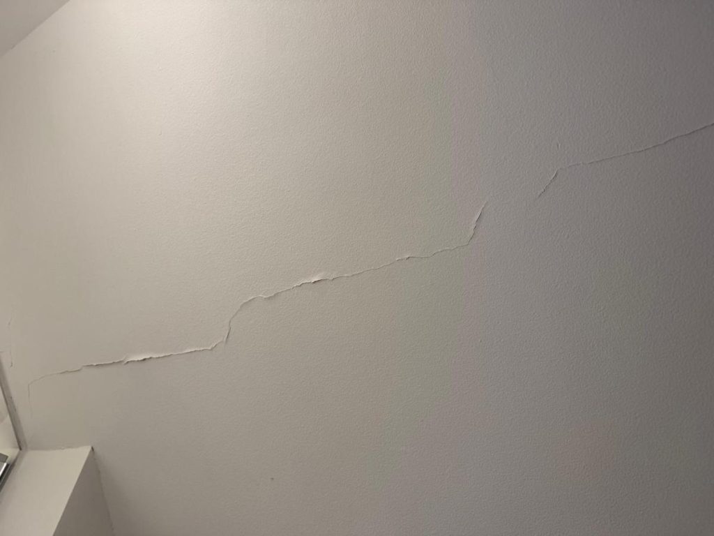 scheuren in het plafond