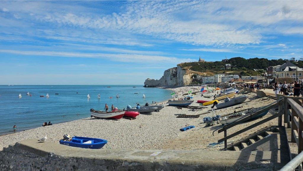 kiezelstrand met krijtrotsen normandie