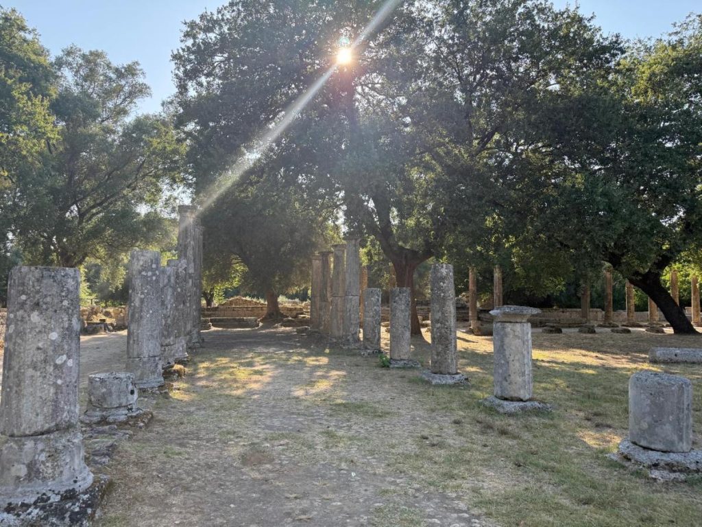 zon door bomen ruïne griekenland