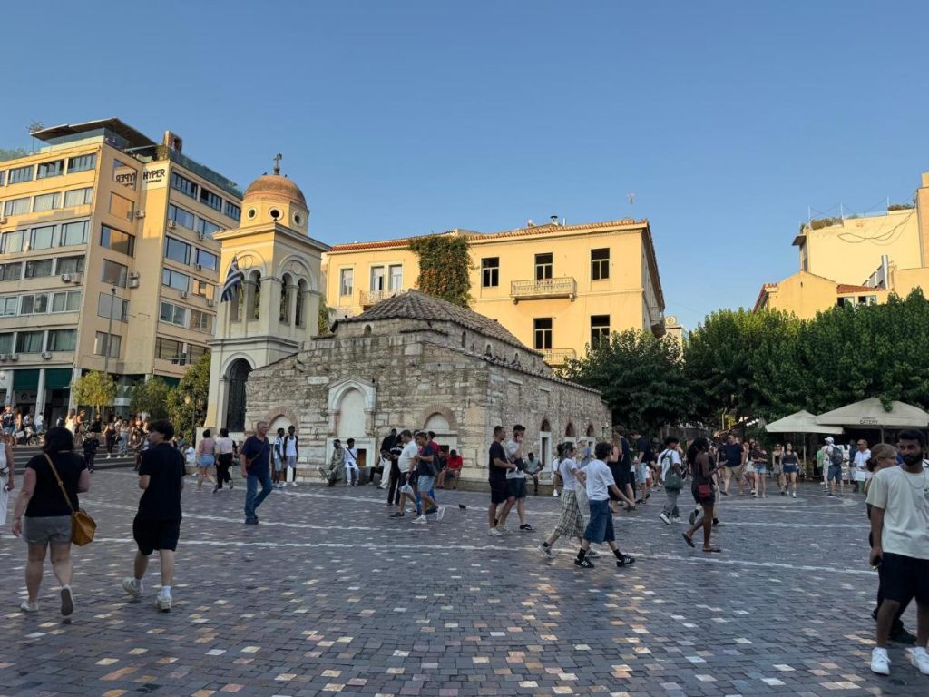 wat te doen in athene in de avond monastiraki plein