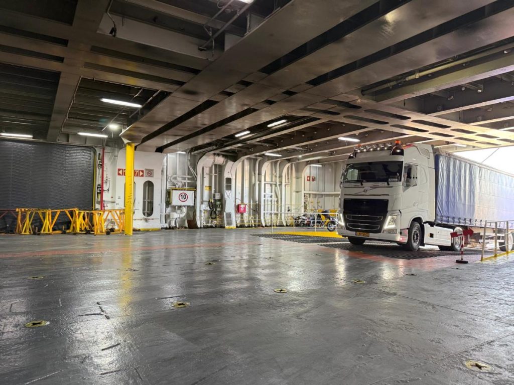 vrachtwagen in boot