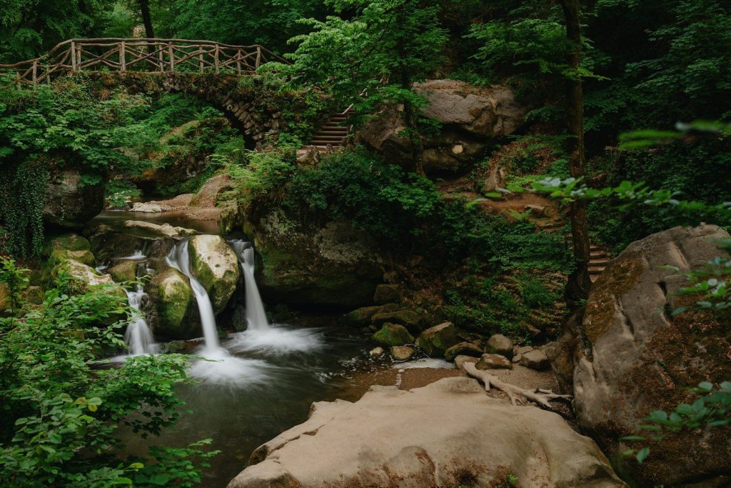 water falls in the middle of the forest herfstvakantie met kinderen in europa
